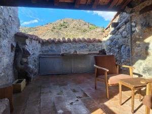 Vista generica sulle montagne o vista sulle montagne dall'interno of country house