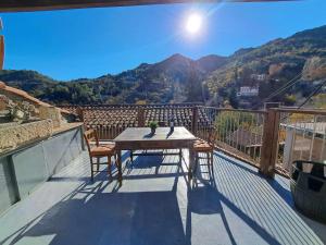 Vista generica sulle montagne o vista sulle montagne dall'interno of country house