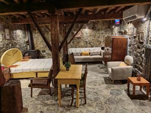 Un lugar para sentarse en PITHARIA 66 fotos más