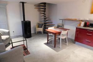 Habitación con mesa y cocina con fogones. en Les Bories en Taulignan