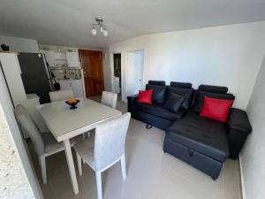 sala de estar con sofá y mesa en Apartamento laguito vista al mar en Cartagena de Indias