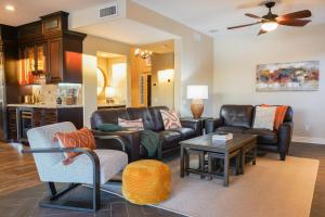 een woonkamer met lederen meubels en een tafel bij Lakeside Luxury Val Vista in Gilbert