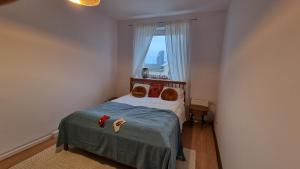 een kleine slaapkamer met een bed en een raam bij Fort Port Gdynia in Gdynia