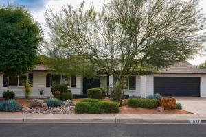uma casa com uma árvore no jardim da frente em Lazy Palms em Tempe