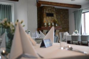 comedor con mesas, sillas y espejo en Hotel August, en Brzesko