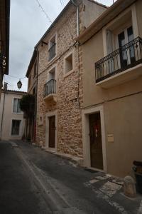 una strada vuota in un vecchio edificio in pietra di L’escale enchantée a Bouzigues
