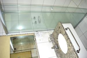 une salle de bain avec toilettes et miroir dans l'établissement Golden Dolphin Express via Giro ImobTech, à Caldas Novas 14 autres photos