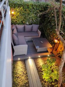 un giardino con divano e computer portatile su una terrazza di Niko & Jenny apartment a Artemida