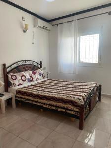 1 dormitorio con 1 cama en una habitación con ventana en Casa Abdou en Xauen