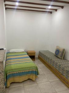 1 dormitorio con 2 camas en una habitación en Casa Abdou, en Chefchaouen