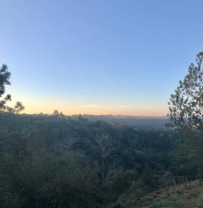 una vista desde la cima de una colina con árboles en Sítio Cabanha Imperial, en Itapetininga