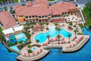 una vista aérea de un complejo con piscina en Charming 4br/3.5bth Family Haven (15 Minutes to Disney), en Orlando