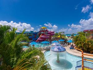 einen Pool in einem Resort mit einem Wasserpark in der Unterkunft Flamingo Waterpark Resort in Kissimmee