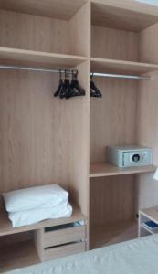 - une chambre avec des murs et des étagères en bois et un lit dans l'établissement Golden Dolphin Express via Giro ImobTech, à Caldas Novas