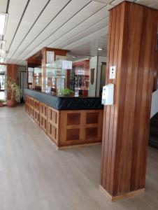 un vestíbulo de un restaurante con barra en Hotel Savoia San Bernardo en San Bernardo