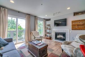 Μια τηλεόραση ή/και κέντρο ψυχαγωγίας στο Downtown Riverfront Condo unit 780