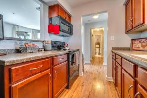 Η κουζίνα ή μικρή κουζίνα στο Downtown Riverfront Condo unit 780