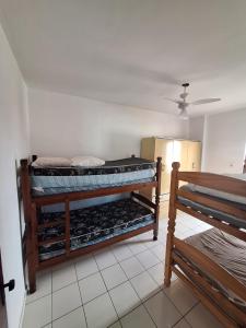 een kamer met 2 stapelbedden in een kamer bij Bela Vista Praia Grande in Solemar