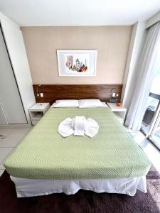 um quarto com uma cama com uma gravata borboleta em V321 Flat aconchegante em área central em Brasília