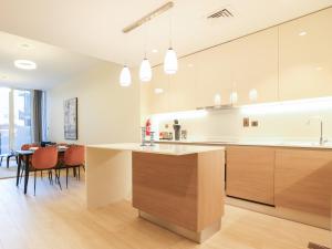 Kuchyň nebo kuchyňský kout v ubytování Elite LUX Holiday Homes - Enchanting One Bedroom Apartment in Arjan, Dubai