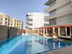 Bazén v ubytování Elite LUX Holiday Homes - Enchanting One Bedroom Apartment in Arjan, Dubai nebo v jeho okolí