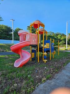 einen Spielplatz mit bunter Spielausrüstung in einem Park in der Unterkunft Beautiful Caribbean Waters - 7 Seas Beach, El Yunque, Icacos Island in Fajardo