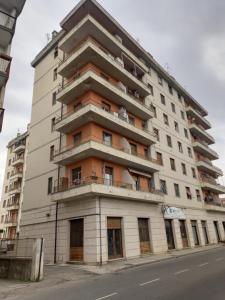 um edifício branco alto com varandas numa rua em Tra Milano, Torino e Genova em Casale Monferrato