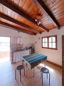 cocina con mesa y sillas en una habitación en Kurpachana cómodos departamentos a 3 cuadras de la plaza. en Tilcara