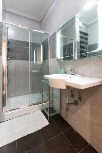 een badkamer met een wastafel en een douche bij Sliema Bluemist near Balluta Bay in Sliema