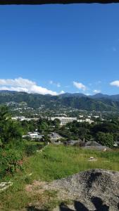 - Vistas a la ciudad desde una colina en Amharic, en Kingston