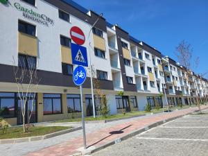 a street sign in front of a building at Garden City Studio in Sibiu