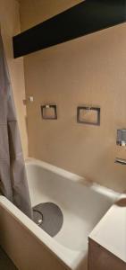 La salle de bains est pourvue d'une baignoire et de toilettes. dans l'établissement Studio La Mongie - Tourmalet au pied des pistes, à La Mongie