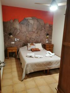 1 dormitorio con 1 cama con 2 toallas en Villa Bruma Isabella, en Corralejo