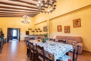 ein Esszimmer mit einem Tisch und einem Sofa in der Unterkunft Casa Rural en el entorno de Doñana in Hinojos