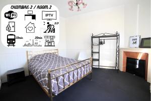 1 dormitorio con 1 cama y pared con pegatinas en Chambre 2, calme, 1 station de PARIS en Maisons-Alfort