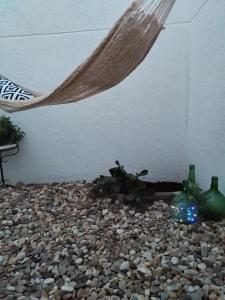 a hammock hanging over a pebbleysical at La casita del vino in Socuéllamos