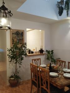 a dining room with a table and chairs and a kitchen at La casita del vino in Socuéllamos