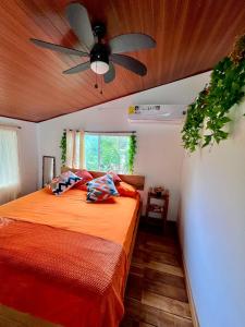 een slaapkamer met een bed en een plafondventilator bij Lemon House 2 in Las Palmeras