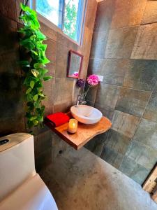 een badkamer met een wastafel en een toilet bij Lemon House 2 in Las Palmeras