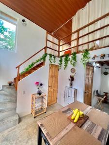 een woonkamer met een tafel en een trap bij Lemon House 2 in Las Palmeras