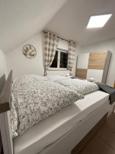 ein Schlafzimmer mit einem großen Bett mit einer Blumenbettdecke in der Unterkunft Rheinview Sunset Apartment Urbar in Urbar