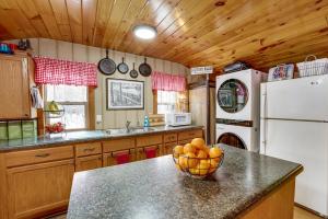 una cocina con un bol de fruta en una barra en Pet-Friendly Irons Cottage about 4 Mi to Sand Lake!, en Irons