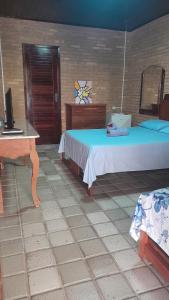 sypialnia z 2 łóżkami i biurkiem z komputerem w obiekcie Quartos aconchegantes na praia do francês w mieście Marechal Deodoro