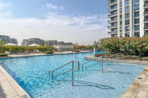 Bazén v ubytování Elite LUX Holiday Homes - Upscale & Stylish 2BR in Dubai Hills nebo v jeho okolí