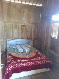 Giường trong phòng chung tại Rumah Kayu Sumberrejo