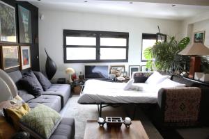 uma sala de estar com uma cama e um sofá em Charming duplex apartment in Les Lilas - Welkeys em Les Lilas
