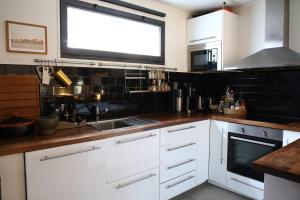 Ett kök eller pentry på Charming duplex apartment in Les Lilas - Welkeys