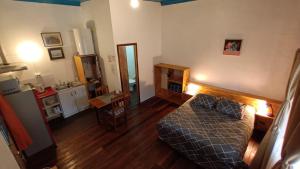 ein Wohnzimmer mit einem Bett und eine Küche in der Unterkunft Reloj de Flores Lofts y Apartamentos in Viña del Mar