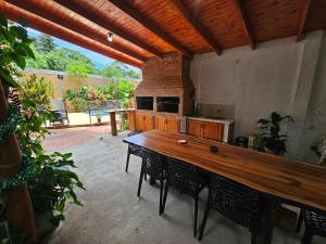 cocina grande con mesa de madera y sillas en Charaí Lodge en Puerto Iguazú