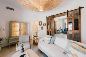 uma sala de estar com um sofá e uma mesa em Can Pep Gibert em Ibiza
